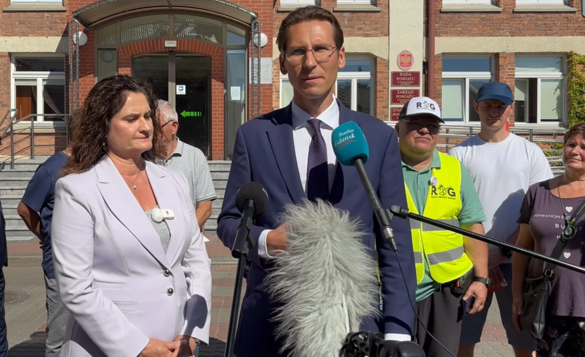 Starogard Gdański: Posłowie PiS pytają, jak powiat integruje imigrantów Kacper Płażyński i Dorota Arciszewska-Mielewczyk podczas kontroli poselskiej w Starogardzie Gd.