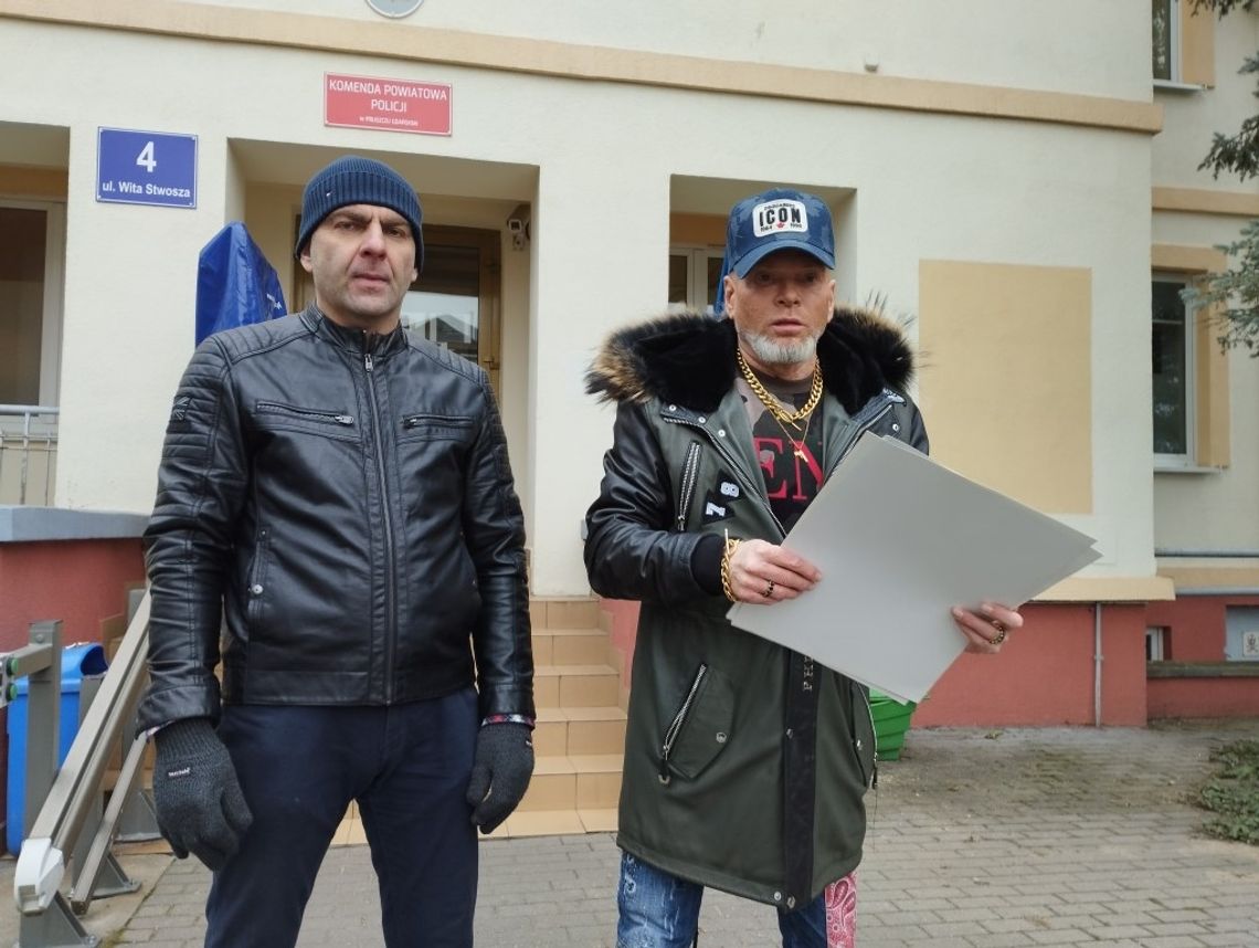 detektyw Krzysztof Rutkowski i Adam Drypa, poszkodowany mężczyzna z Pruszcza Gdańskiego