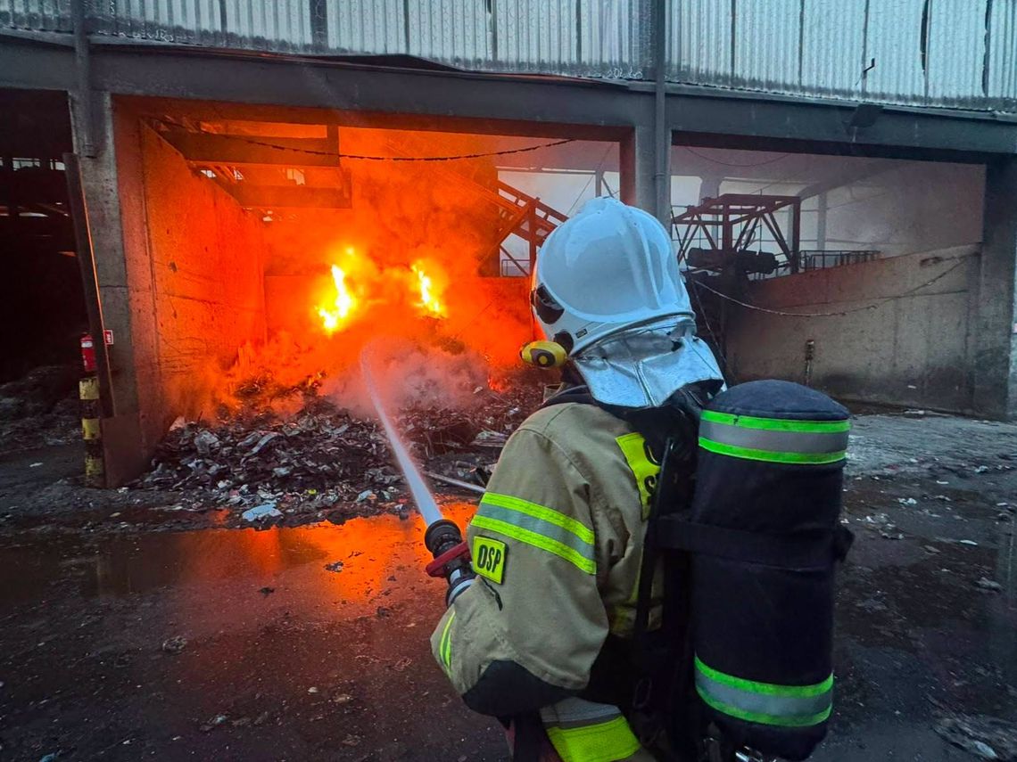Strażacy opuścili Chlewnicę. Działania po pożarze w firmie ELWOZ-ECO zakończone pożar
