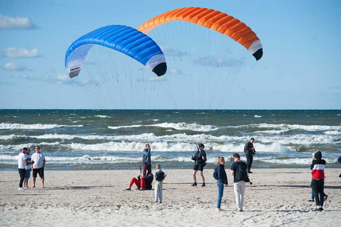 Strażacy zdjęli z drzewa paralotniarza w Dębinie koło Ustki nauka latania paralotnią na plaży w Ustce