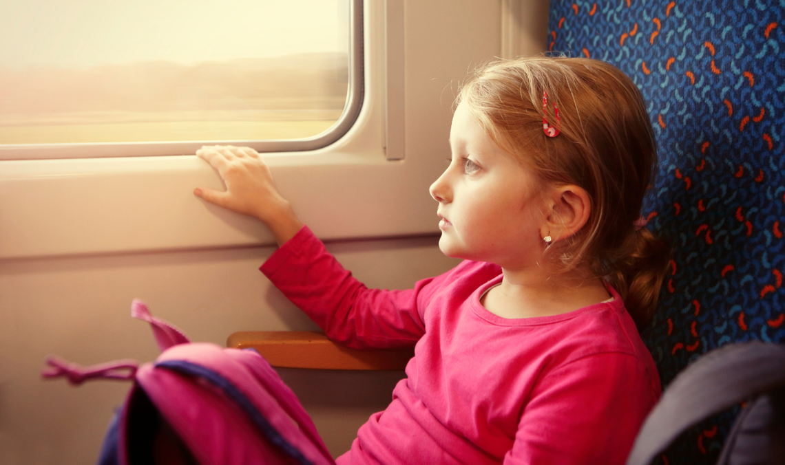 Strefy bez dzieci w pociągach? Prawie połowa Polaków przeciwna