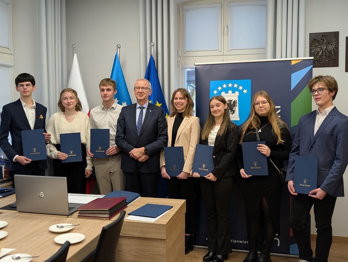 Studenci renomowanych uczelni odebrali stypendia starosty kartuskiego. Otrzymają 5,4 tys. zł