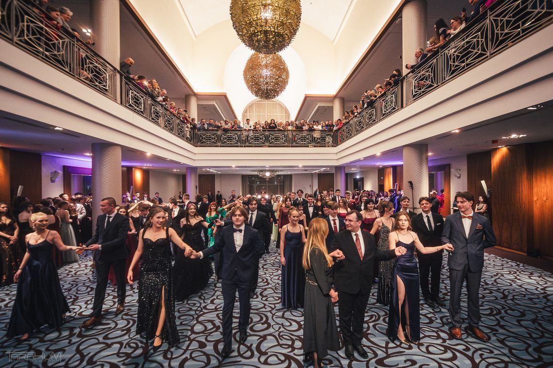 Studniówka V LO w Gdańsku. Maturzyści bawili się w sopockim Sheratonie studniówka V LO w Gdańsku w Sheratonie w Sopocie