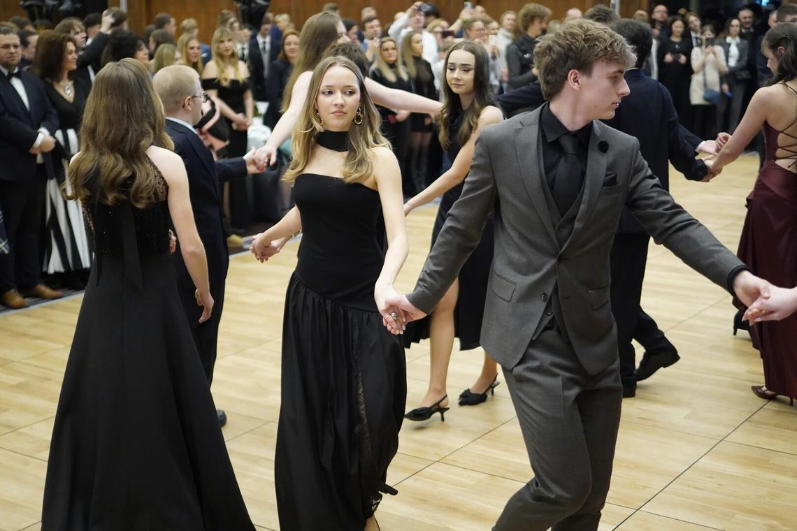 Studniówka VI LO w Gdyni. Maturzyści połączyli poloneza z walcem