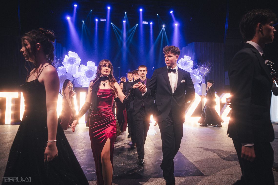 Tak bawili się maturzyści X LO w Gdańsku. Na studniówkę wybrali Stary Maneż