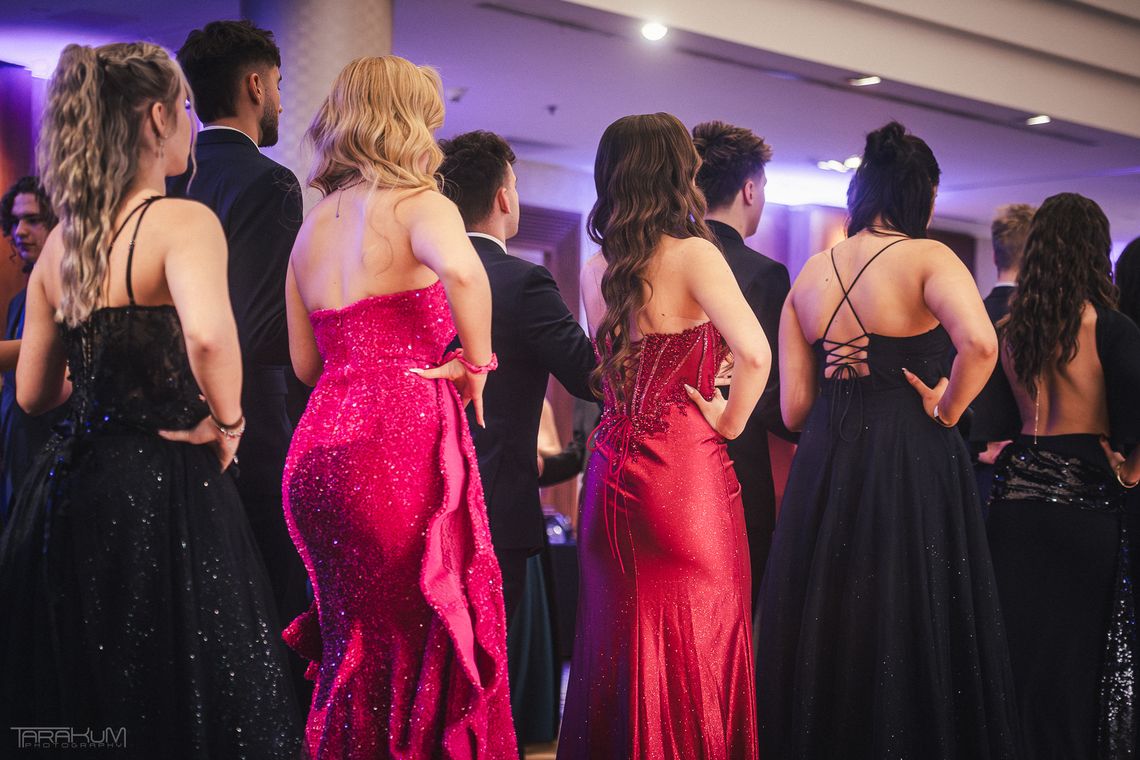 Studniówkowy „glow up”. Film nauczycieli z Pomorza króluje na Facebooku!