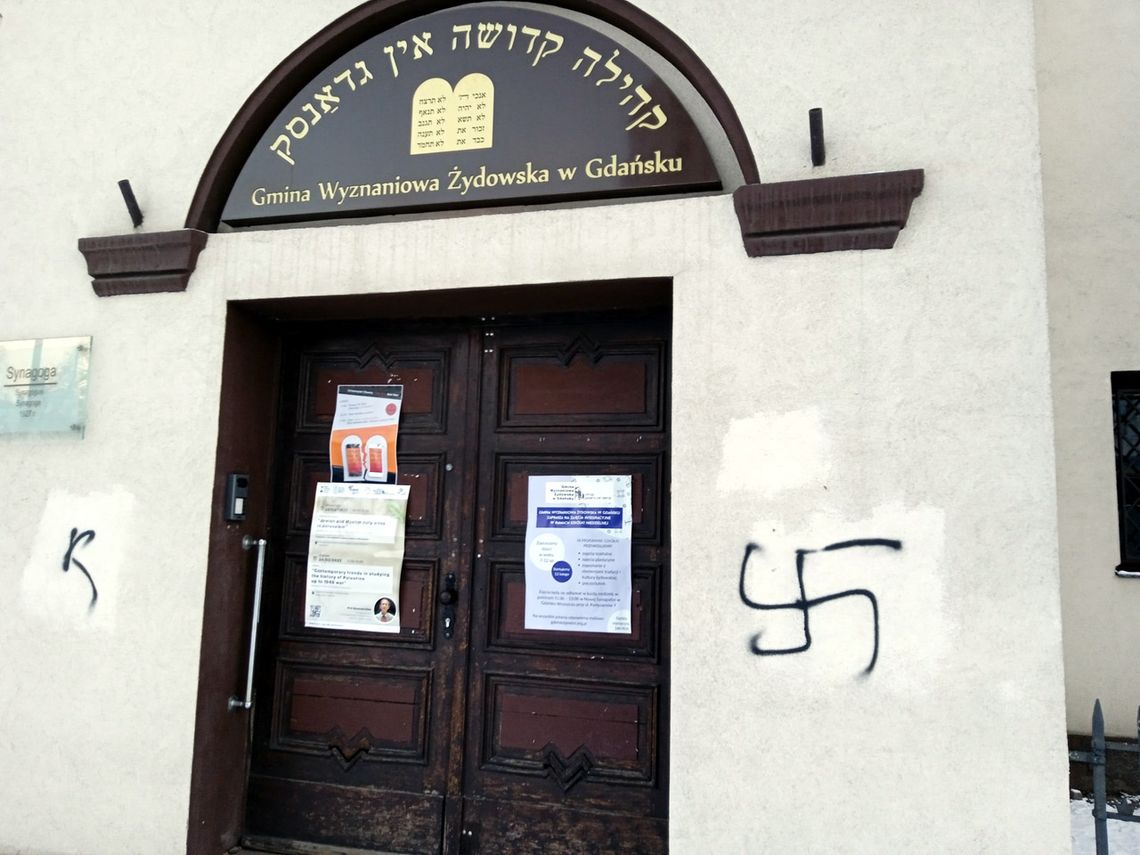 swastyka na synagodze w Gdańsku