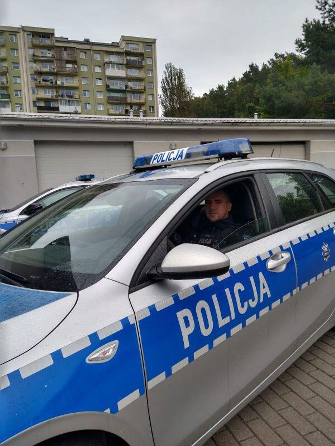 Świadkowie i policjanci z Gdyni uratowali życie starszego mężczyzny policjanci, którzy uratowali seniora w Gdyni