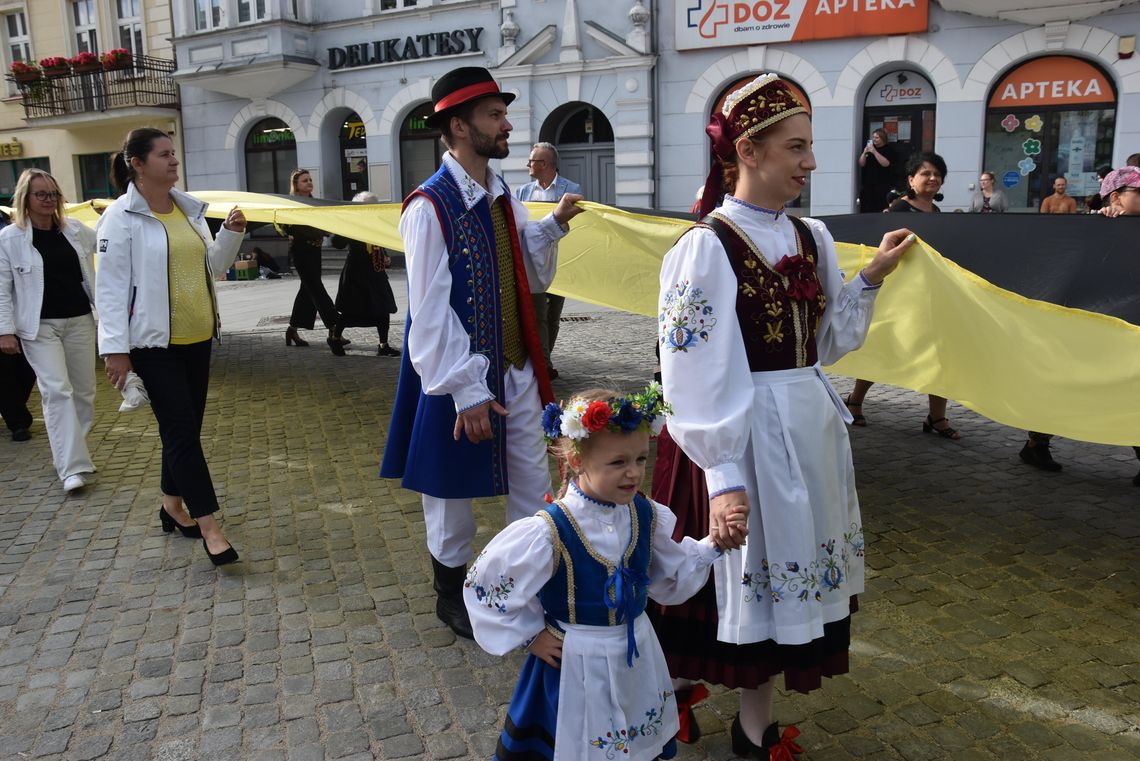 Rekordowa flaga kaszubska znów rozpostarta. W Dniu Flagi Kaszubskiej zawitała do Kartuz