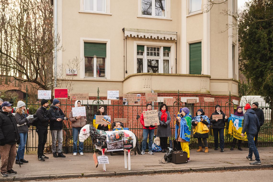 Symboliczne pożegnanie z rosyjskim konsulatem w Gdańsku. Protest „Pożegnanie Imperium” „Pożegnanie Imperium”, protest przed konsulatem Federacji Rosyjskiej, Gdańsk 2025