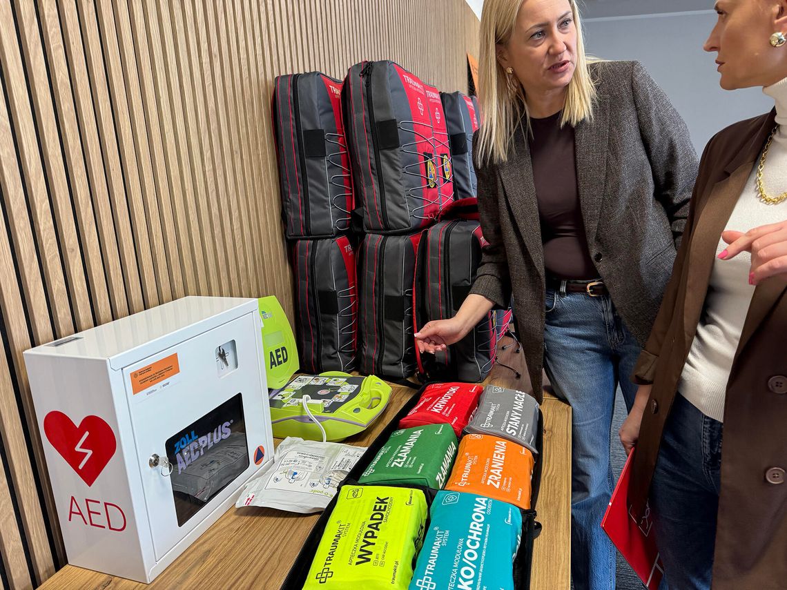 Syreny alarmowe, defibrylatory i sprzęt ratunkowy. Słupsk wzmacnia obronę cywilną
