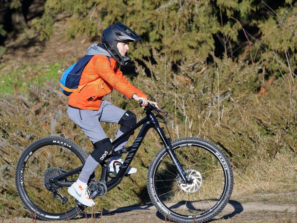 Szansa na powstrzymanie drogowych tragedii? Sejm wprowadził obowiązek jazdy w kasku dla dzieci rower, kask, rowerzysta