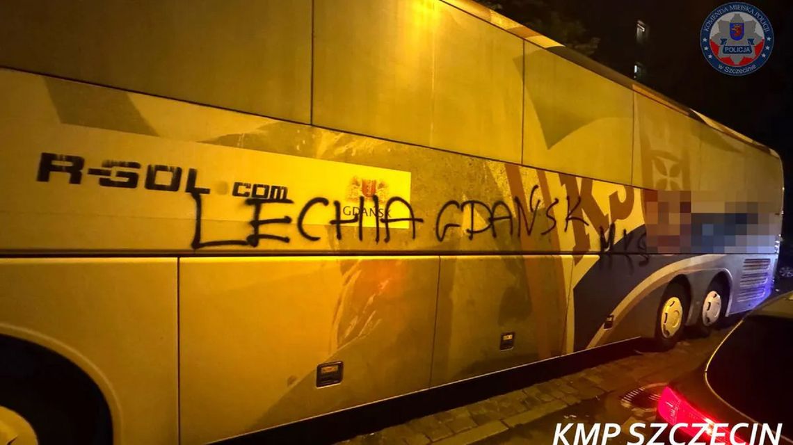 Szczecińscy chuligani pobazgrali autokar Lechii Gdańsk. Straty oszacowano na 16 tys. zł zdewastowany autokar Lechii Gdańsk po spotkaniu biało-zielonych z Pogonią Szczecin