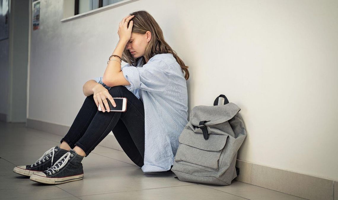 depresja, nastolatek, szkoła, zdjęcie ilustracyjne