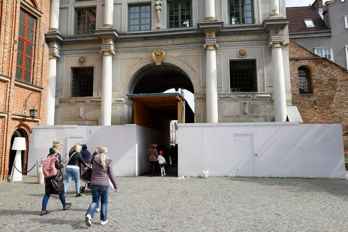 Szpetne ogrodzenie Złotej Bramy zniknie. Koniec remontu planowany na listopad