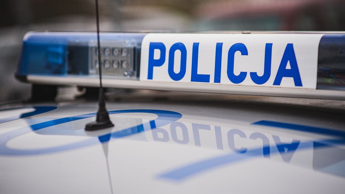 Funkcjonariusze kontrolują wchodzących do szpitala na Zaspie