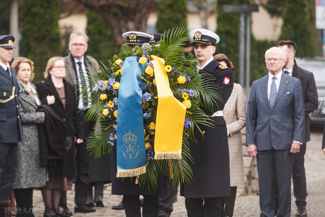 Szwedzka para królewska w Gdańsku. Kwiaty pod Pomnikiem Poległych Stoczniowców i rozmowa z Lechem Wałęsą