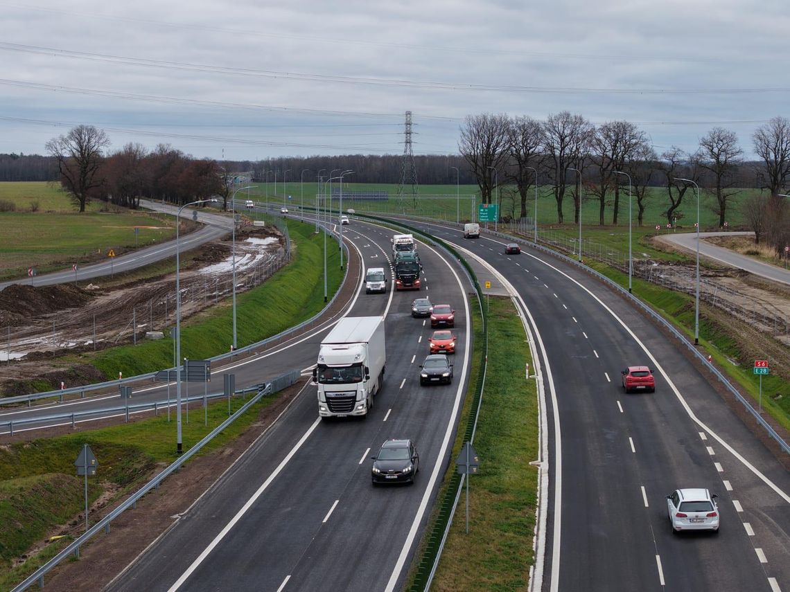 Ze Słupska do Koszalina dojedziesz szybciej! Otwarto nowy odcinek drogi S6 Z Koszalina do Słupska dojedziesz szybciej! Otwarto nowy odcinek drogi S6