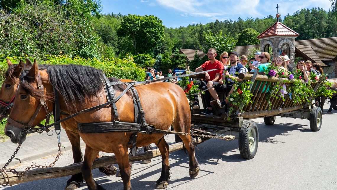 Szymbark zaprasza na XXI Paradę Bryczek i Wozów. Mnóstwo atrakcji na Kaszubach Parada Bryczek i Wozów w Szymbarku