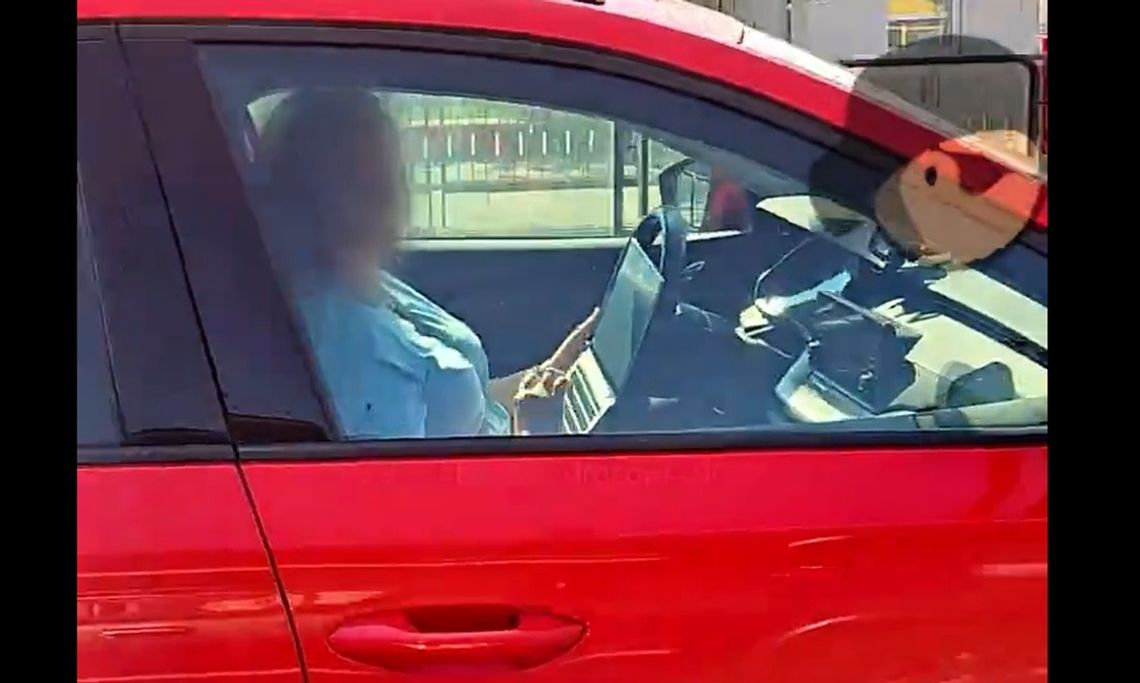 kobieta, która kierowała z laptopem na kolanach