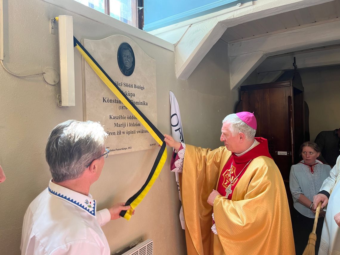 odsłonięcie tablicy ks. biskupa Konstantyna Dominika w Sianowie