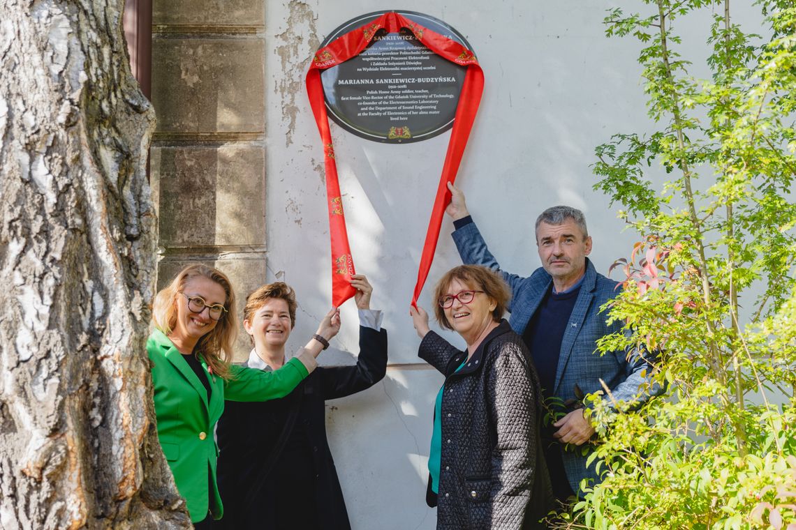 Tablica poświęcona wybitnej naukowczyni pamiątkowa tablica poświęcona Mariannie Sankiewicz-Budzyńskiej, Gdańsk