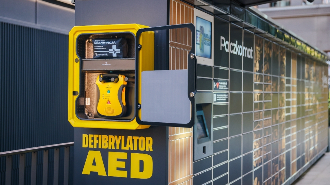 InPost montuje defibrylatory AED na paczkomatach w całej Polsce InPost montuje defibrylatory AED na paczkomatach w całej Polsce