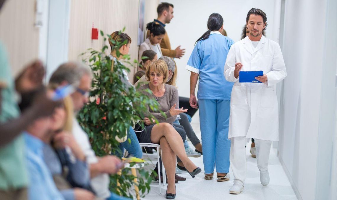 Tak Polacy oceniają polską ochronę zdrowia. Są wyniki najnowszego sondażu poczekalnia, lekarz, zdjęcie ilustracyjne