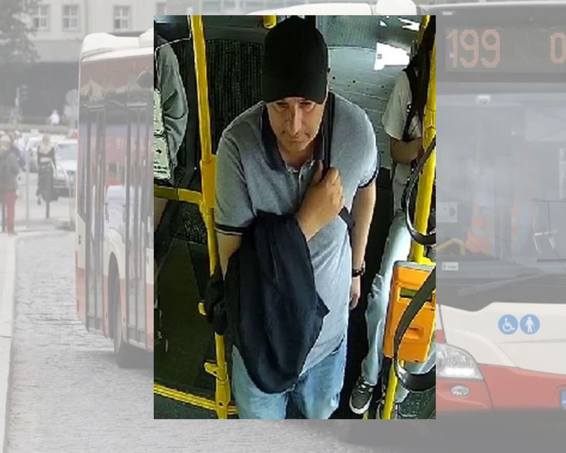 wizerunek mężczyzny podejrzewanego o kradzież portfela w autobusie w Gdańsku