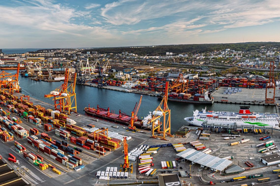 Teraz nawet 400-metrowe kontenerowce mogą wpływać do Portu Gdynia port