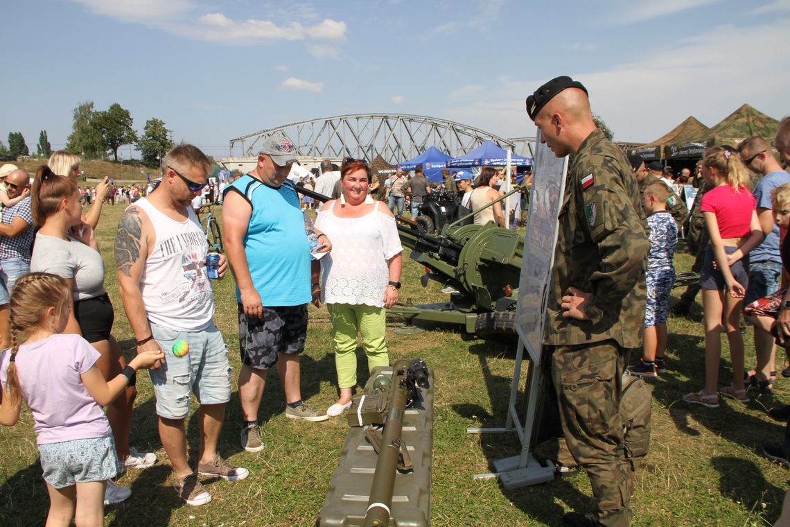Tłumy odwiedzających na pikniku militarnym w Tczewie. Wojsko świętowało