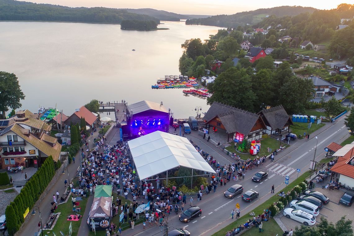 To miejsce na Kaszubach znów wypełni muzyka. Nad jeziorem wystąpią znani artyści Festiwal Przyjemności Muzycznych w Ostrzycach