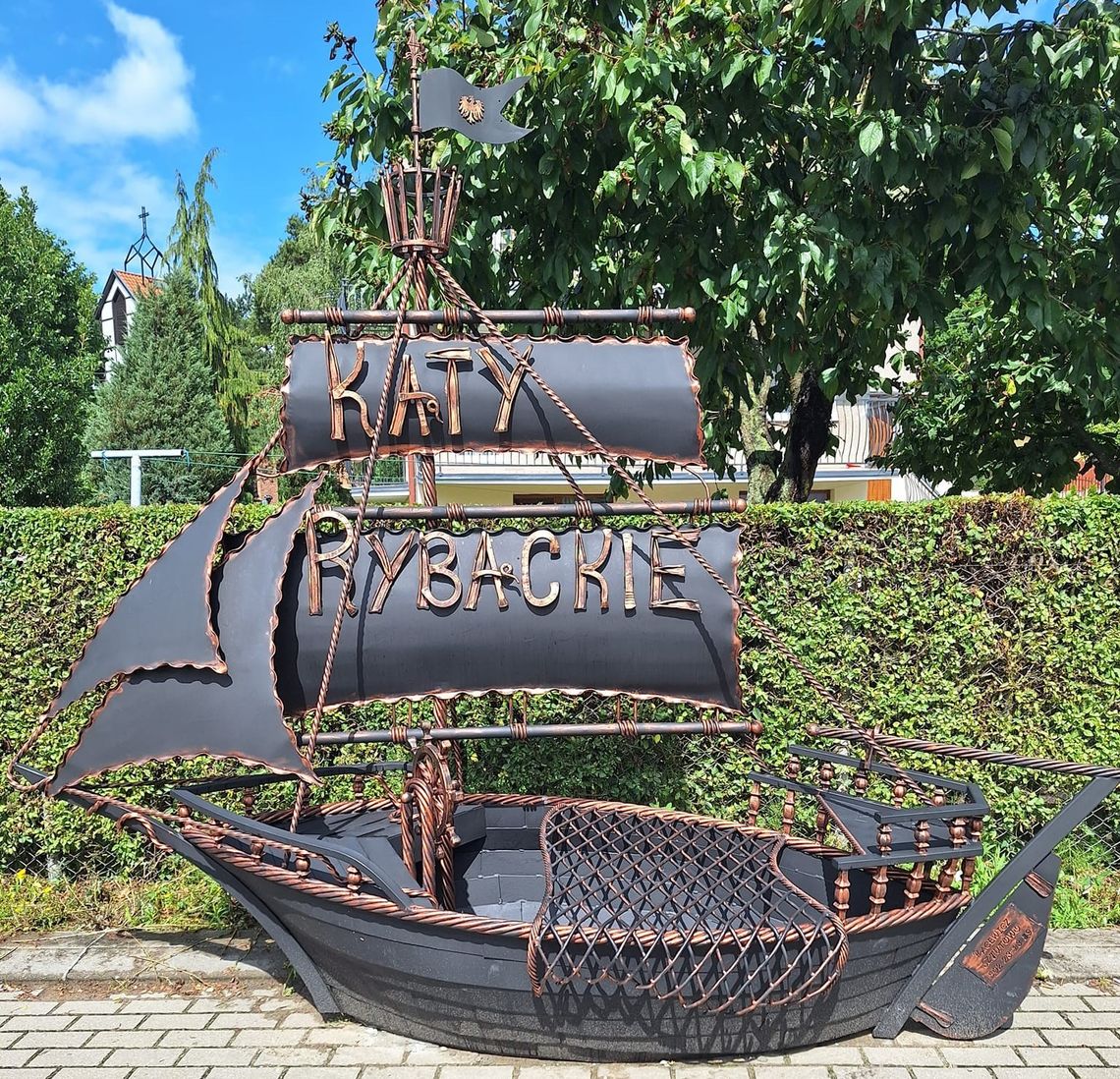 To hit Kątów Rybackich! Ławeczka-żaglowiec w nowym miejscu