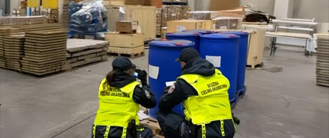 Rekordowa akcja KAS w Gdańsku! Zatrzymano tonę substancji do produkcji „pigułek gwałtu” kontrola beczek z GBL w Porcie Gdańsk