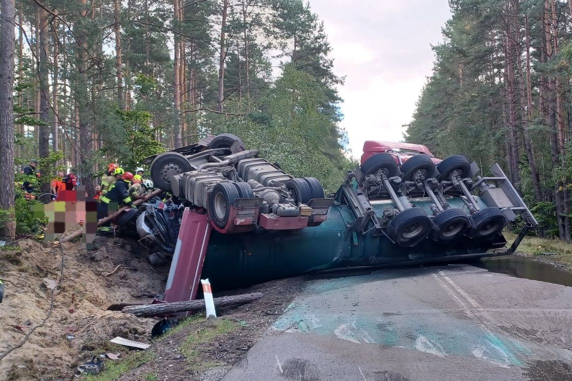 Tragedia na drodze w Rudnikach. Zderzyły się trzy samochody. Nie żyją dwie osoby! wypadek