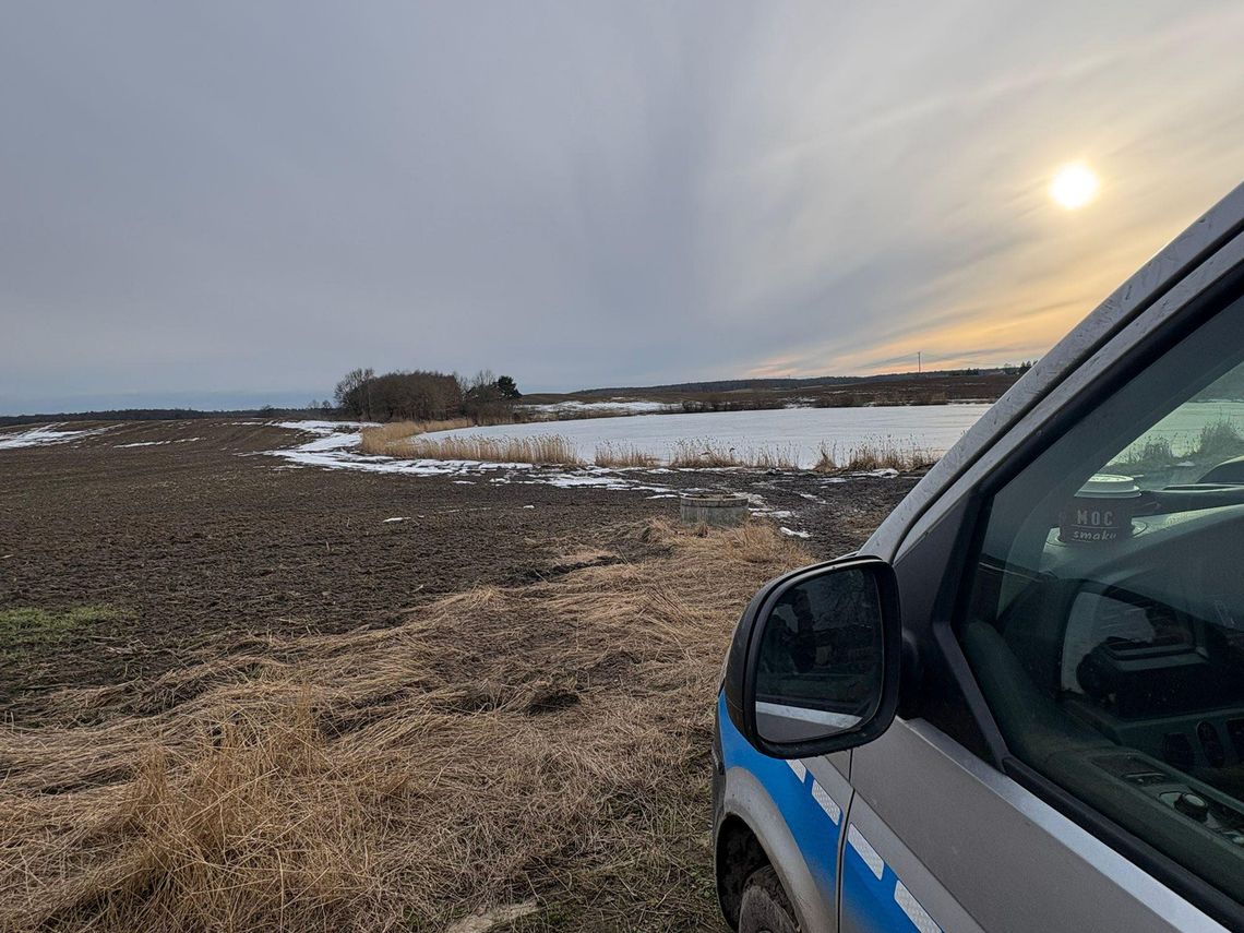 Tragedia na jeziorze w gminie Gardeja. Pod wędkarzem załamał się lód Tragedia na jeziorze w gminie Gardeja. Pod wędkarzem załamał się lód