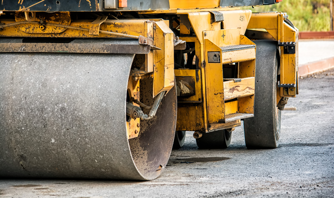 Tragedia w Nowej Karczmie. Kobieta przejechana przez walec drogowy