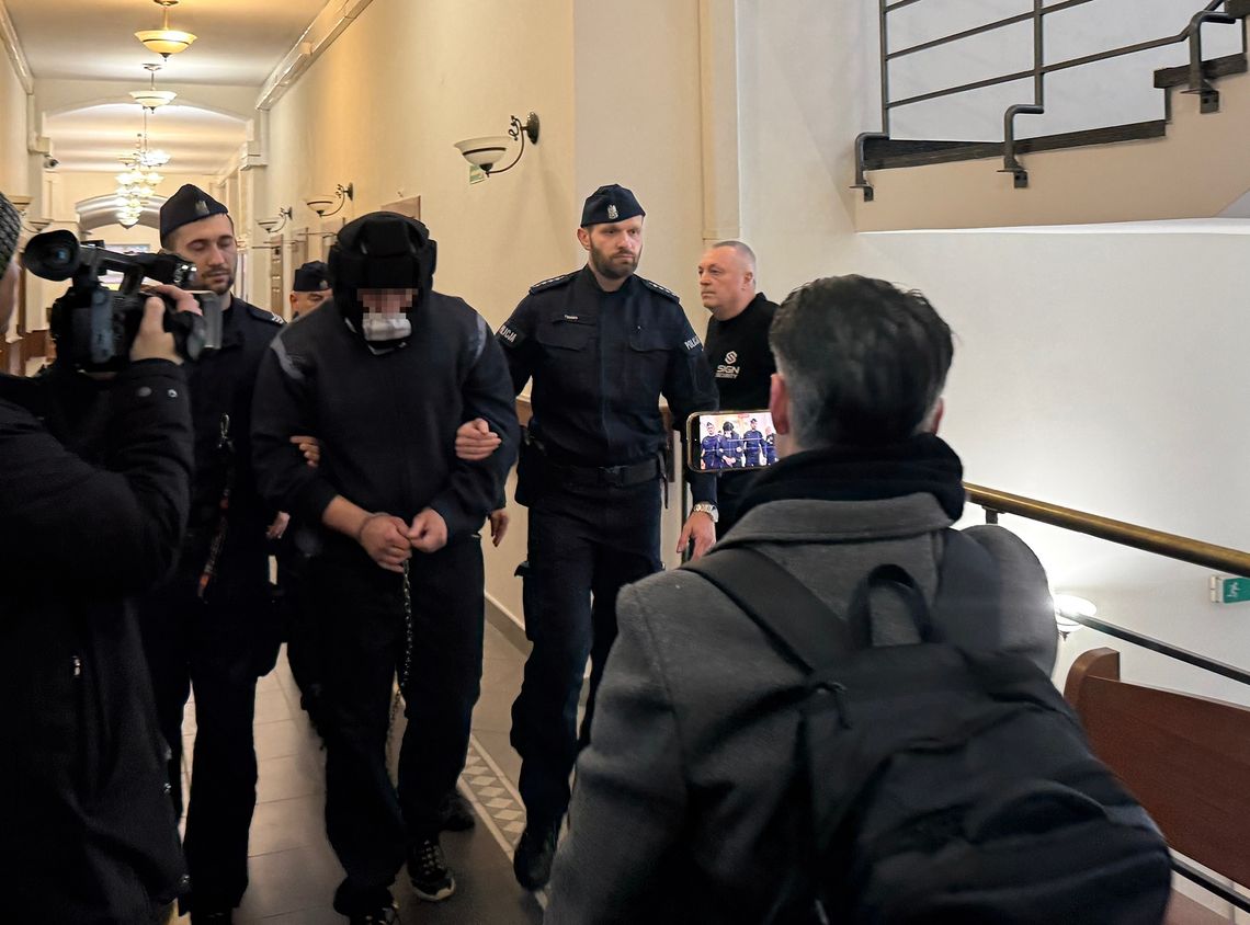 Piotr K. w trakcie doprowadzenia na salę rozpraw w Sądzie Rejonowym w Słupsku