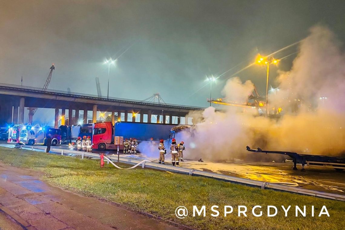 pożar cieżarówki w terminalu kontenerowym w Gdyni