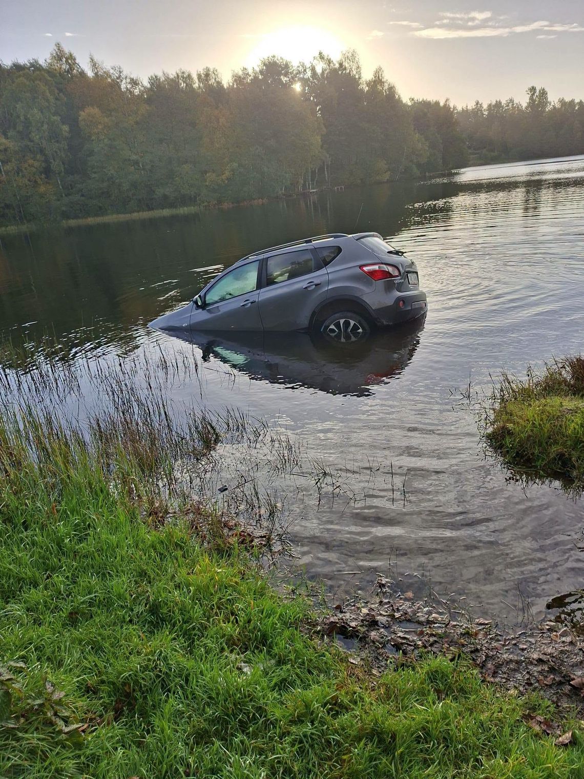 Tragedia na jeziorze Kamień! Samochód wpadł do wody, nie żyje jedna osoba wypadek, jezioro Kielno