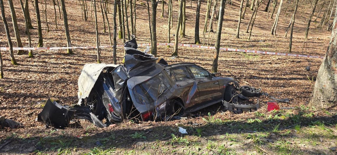 Tragiczny wypadek pod Kościerzyną. Nie żyje kierowca, droga jest zablokowana