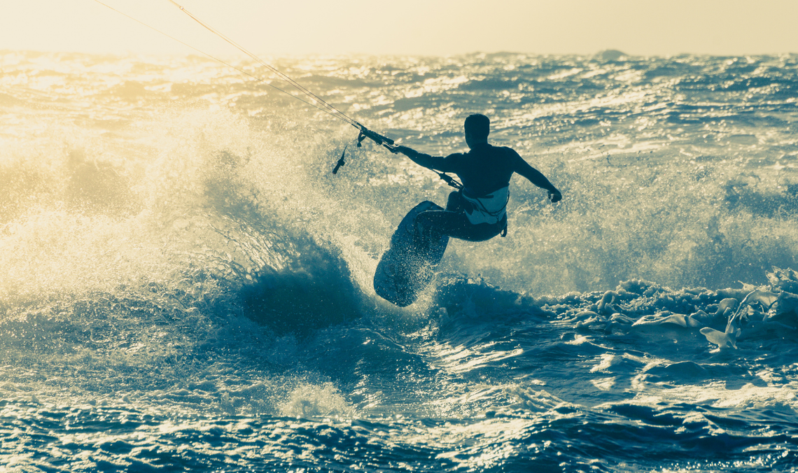 Tragiczny wypadek w Jastarni. Nie żyje 59-letni kitesurfer porwany przez wiatr Tragiczny wypadek kitesurfera w Jastarni. Porwany przez wiatr spadł na betonowy chodnik
