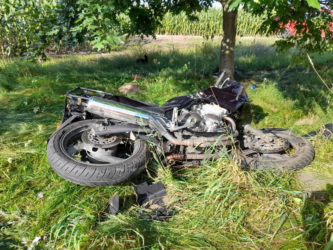 Tragiczny wypadek w powiecie człuchowskim. Motocyklista uderzył w drzewo, nie żyje