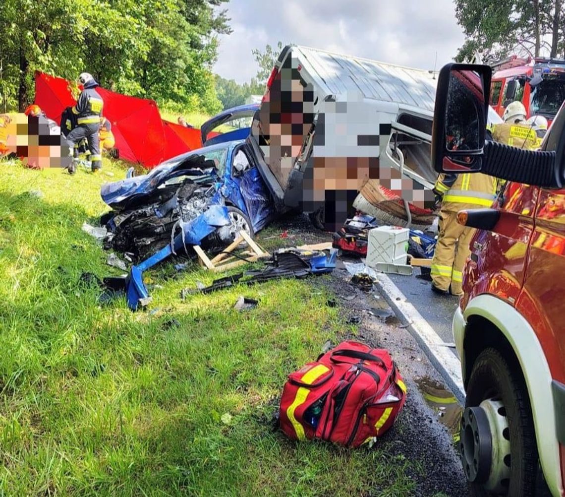 Tragiczny wypadek w powiecie człuchowskim. Pięć osób rannych, nie żyje 27-letnia kobieta