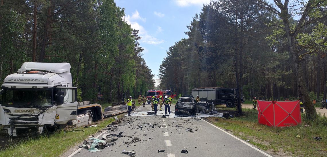 Tragiczny wypadek w powiecie człuchowskim. Samochody spłonęły, nie żyje jedna osoba Tragiczny wypadek w powiecie człuchowskim. Samochody spłonęły, nie żyje jedna osoba