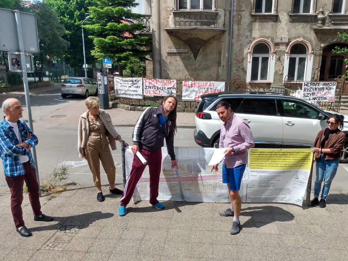 Tramwaj przez Bohaterów Getta Warszawskiego. Aktywiści: - Działamy w interesie dzielnicy