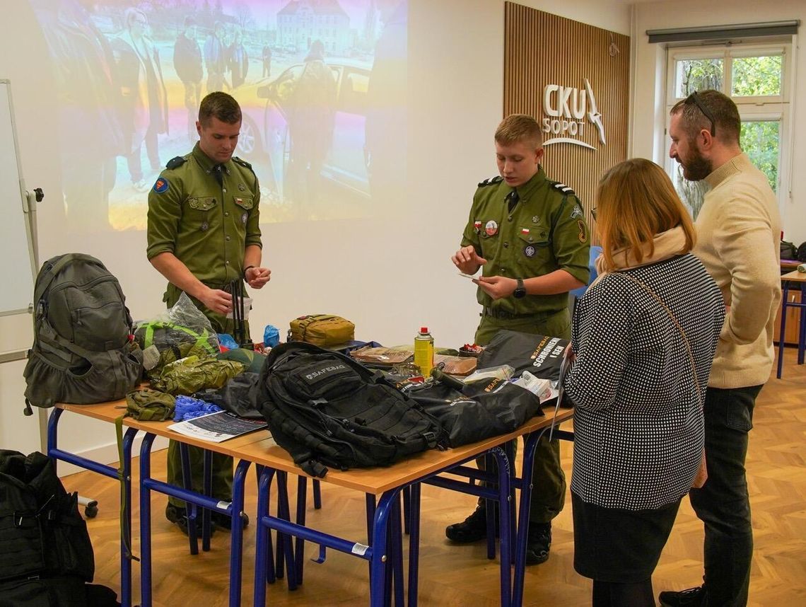 Trening Rodzinny po wydarzeniach w szkołach. Policja i strażacy uczyli, jak reagować na zagrożenia
