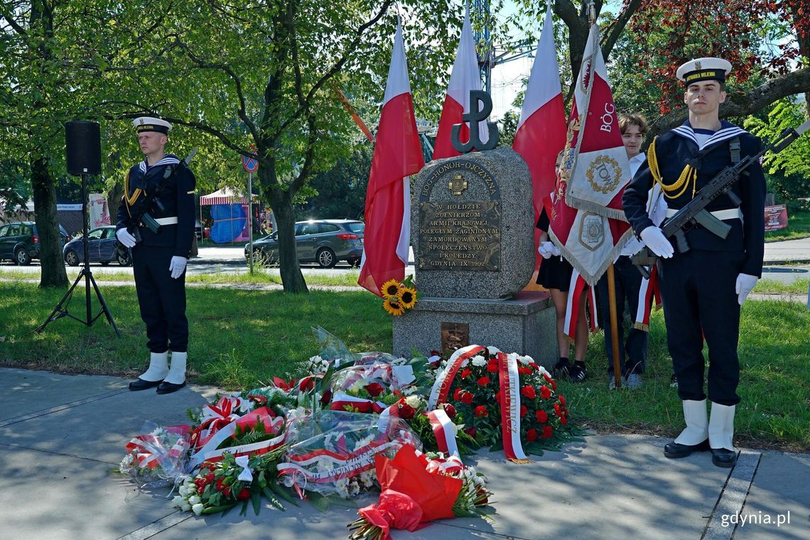 Trójmiasto oddało hołd bohaterom Powstania Warszawskiego posterunek honorowy przy pomniku Armii Krajowej w Gdyni podczas uroczystości upamiętniających 81. rocznicę wybuchu Powstania Warszawskiego