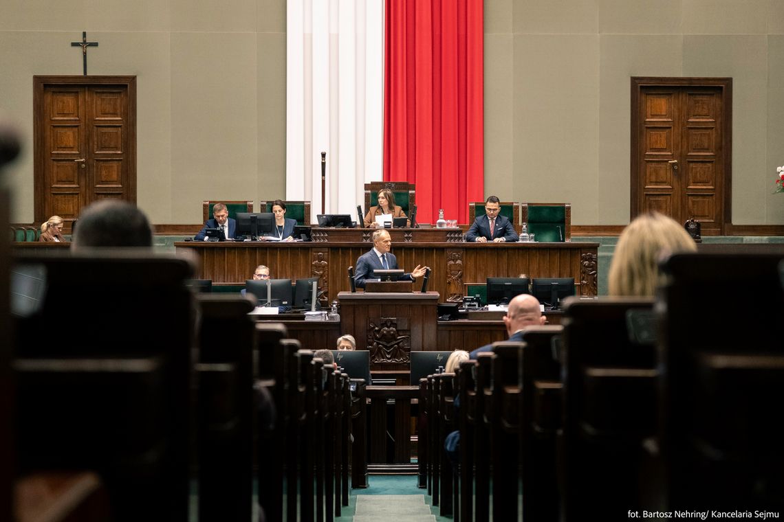 Trudna sejmowa sytuacja KO. W sondażu prowadzi, ale rządu nie utworzy