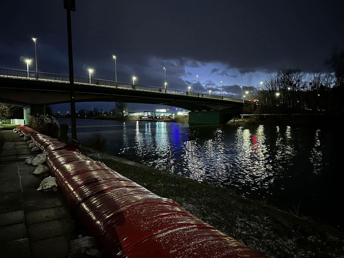 poziom wody na rzece Elbląg wynosi 581 cm, brakuje 9 cm do stanu ostrzegawczego